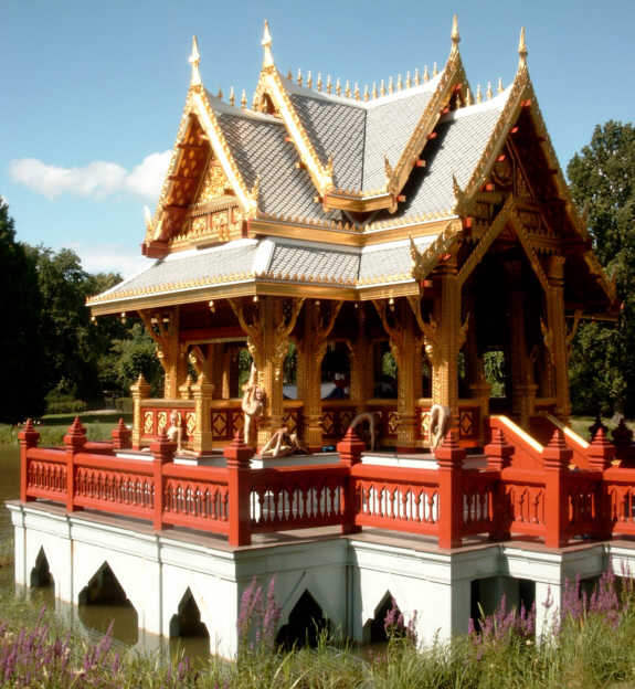 Thai-Tempel mit unseren Schlangenmaedchen.